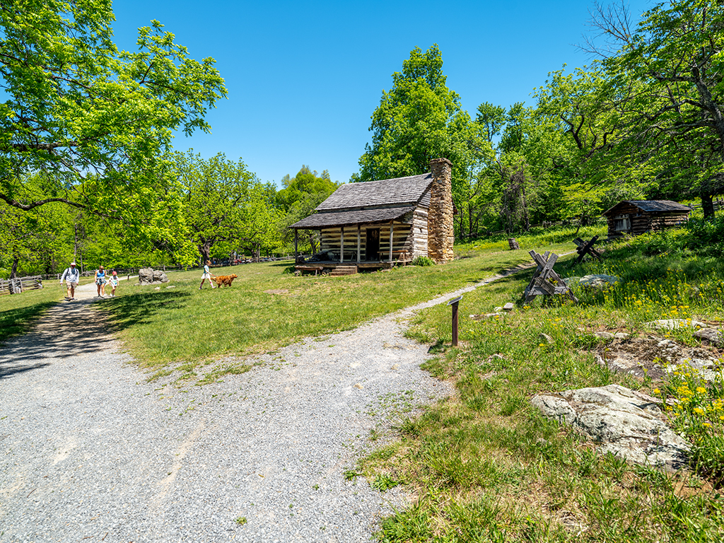 Mountain Farm Trail next door to the Humpback Rocks Visitor Center in Virginia, Blue Ridge Parkway / Rebecca Latson