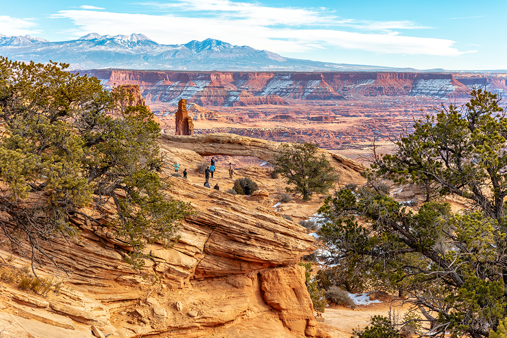 Approaching a busy Mesa Arch, Canyonlands National Park / Rebecca Latson