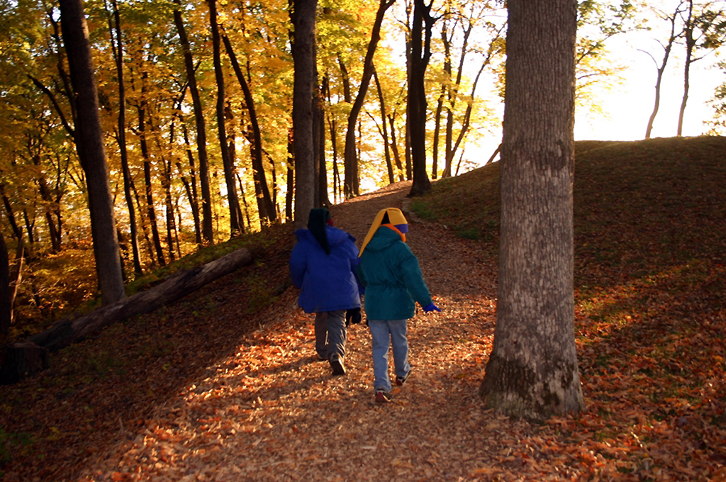 There are short and long hikes to take at Effigy Mounds National Monument / NPS file