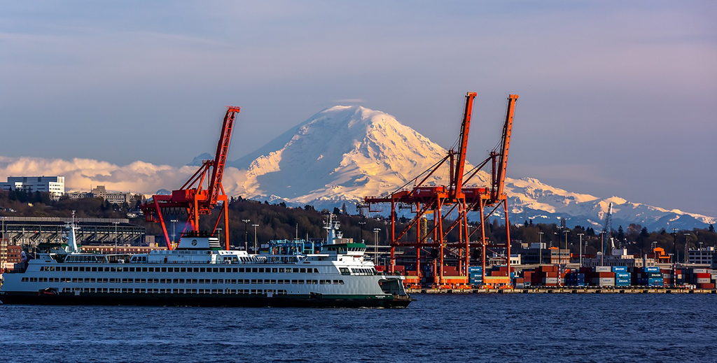 The Mountain is out, a Seattle scene of the Star of the Show at Mount Rainier National Park / Rebecca Latson