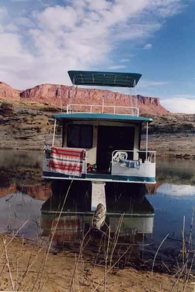 GLCA-Lake Powell houseboat, mommy peace via Flickr.jpg