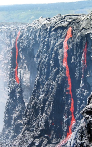 HAVO-Lava_spill_HVO-R._Hoblitt.jpg