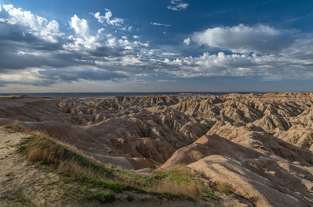 Early morning at Burns Basin Overlook, Badlands National Park / Rebecca Latson Early morning at Burns Basin Overlook, Badlands National Park / Rebecca Latson