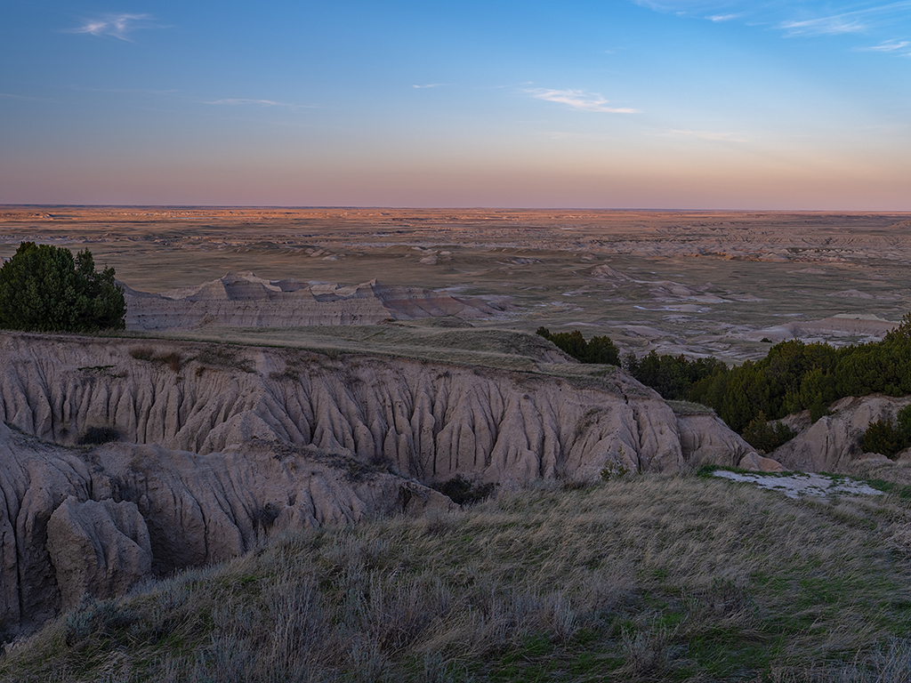 Sunset at Ancient Hunters Overlook, Badlands National Park / Rebecca Latson Sunset at Ancient Hunters Overlook, Badlands National Park / Rebecca Latson