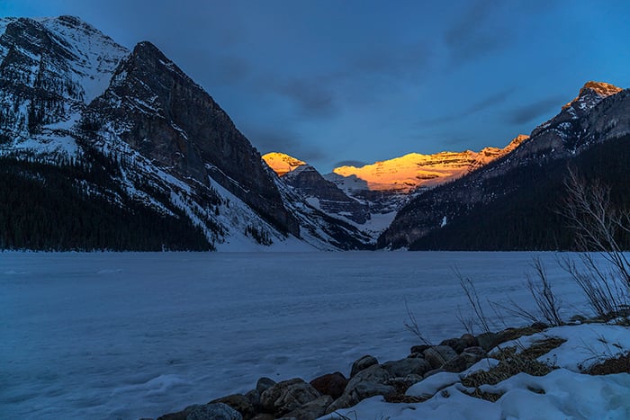 Blue Hour Ending And Sunrise Beginning Over Mt Victoria, Banff National Park / Rebecca Latson Blue Hour Ending And Sunrise Beginning Over Mt Victoria, Banff National Park / Rebecca Latson