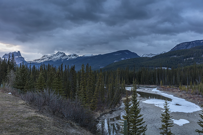 Evening View Along Alberta Highway 1, Banff National Park / Rebecca Latson Evening View Along Alberta Highway 1, Banff National Park / Rebecca Latson