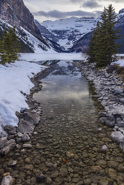 Early Evening Over Lake Louise, Banff National Park / Rebecca Latson Early Evening Over Lake Louise, Banff National Park / Rebecca Latson