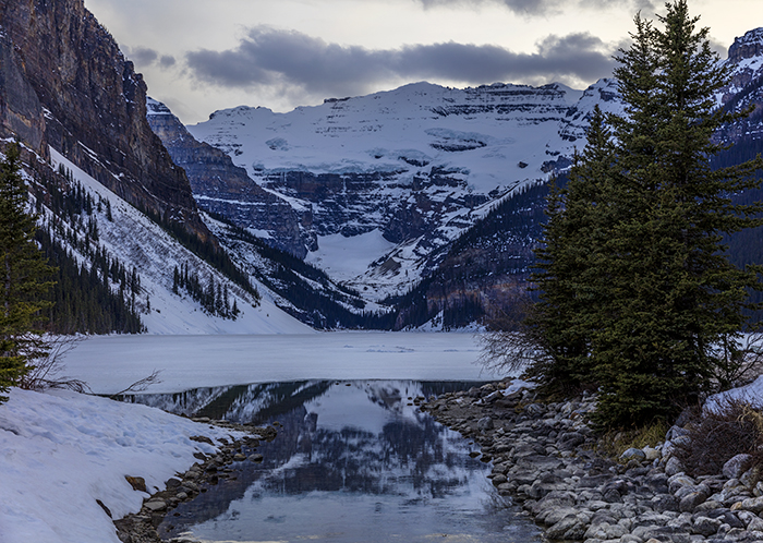 Early Evening At Lake Louise, Banff National Park / Rebecca Latson Early Evening At Lake Louise, Banff National Park / Rebecca Latson
