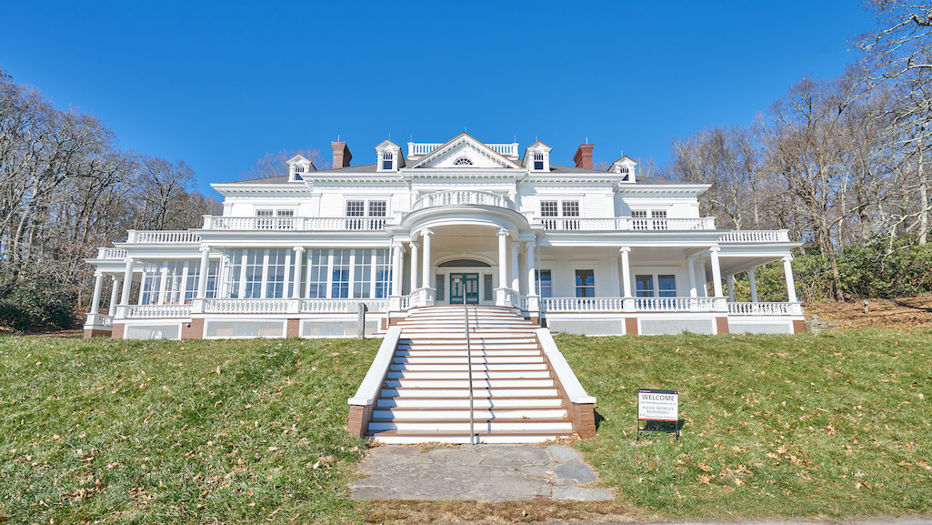 Collaboration between the Blue Ridge Parkway Foundation and the National Park Service resulted in a beautiful restoration of Flat Top Manor/Blue Ridge Parkway Foundation Collaboration between the Blue Ridge Parkway Foundation and the National Park Service resulted in a beautiful restoration of Flat Top Manor/Blue Ridge Parkway Foundation