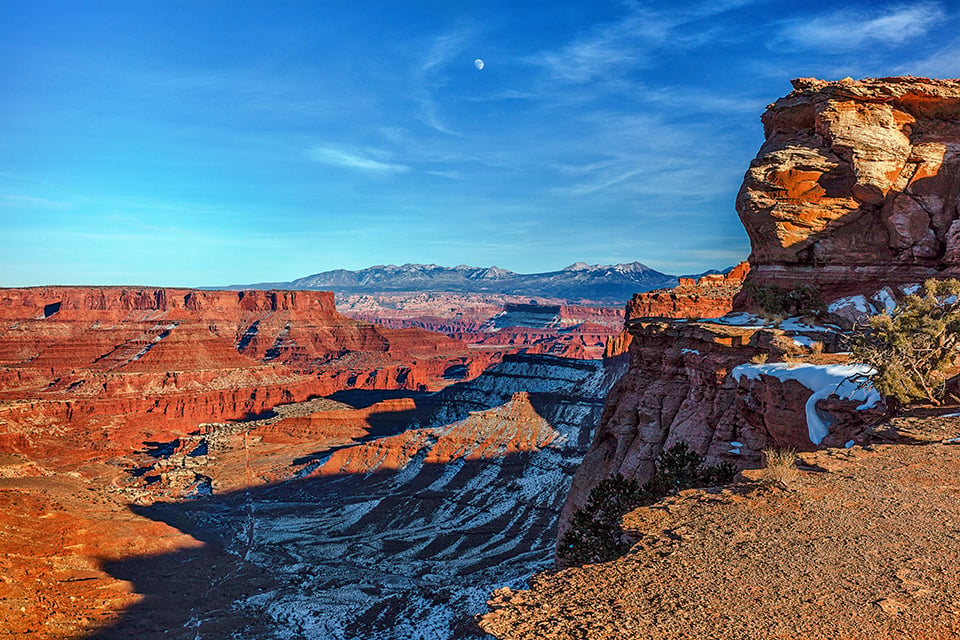 Moonrise over Shafer Canyon, Canyonlands National Park / Rebecca Latson Moonrise over Shafer Canyon, Canyonlands National Park / Rebecca Latson