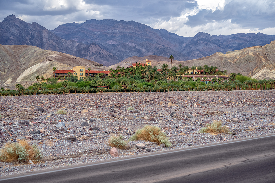 Date palms, flowering shrubs, and movie star ambience at the Inn at Death Valley, Death Valley National Park / Rebecca Latson Date palms, flowering shrubs, and movie star ambience at the Inn at Death Valley, Death Valley National Park / Rebecca Latson