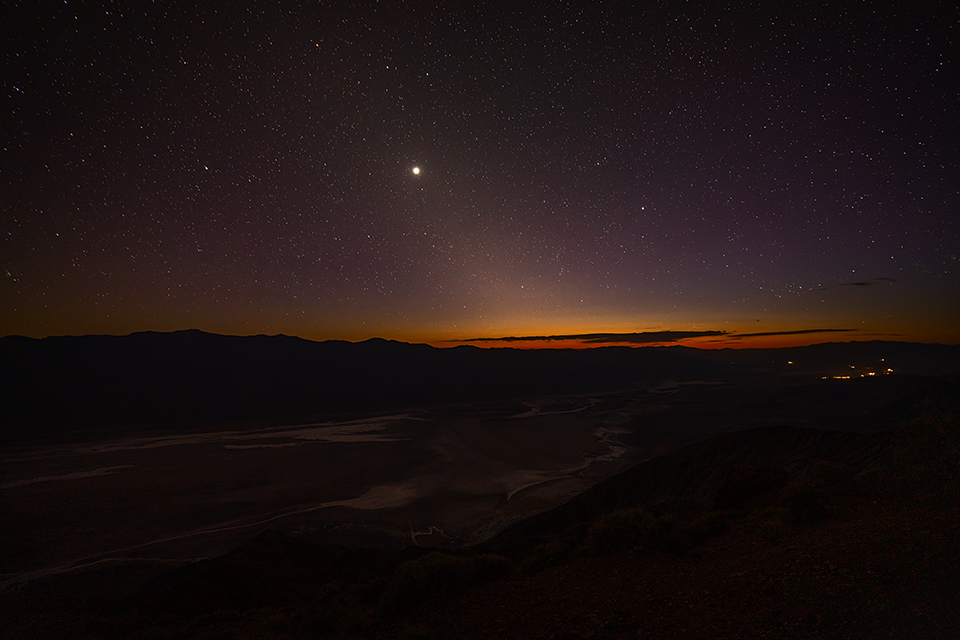 The end of sunset and beginning of night at Dantes View, Death Valley National Park / Rebecca Latson The end of sunset and beginning of night at Dantes View, Death Valley National Park / Rebecca Latson