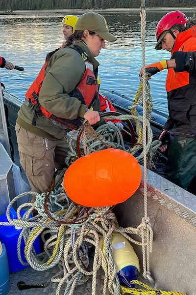 Recovering the lines and buoys that had snared the whale/Sean Neilson via NPS