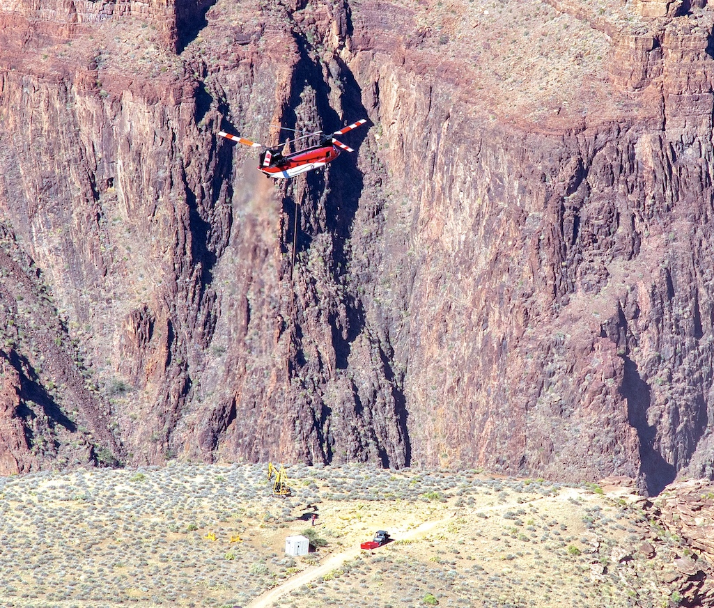 A heavy lift helicopter delivers supplies and materials to Plateau Point on October 17, 2023/NPS, Michael Quinn A heavy lift helicopter delivers supplies and materials to Plateau Point on October 17, 2023/NPS, Michael Quinn
