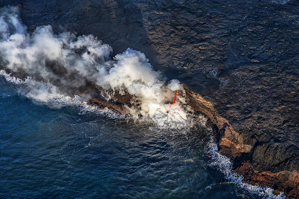 Witness the park's volcanic activity from the air, Hawai'i Volcanoes National Park / Rebecca Latson