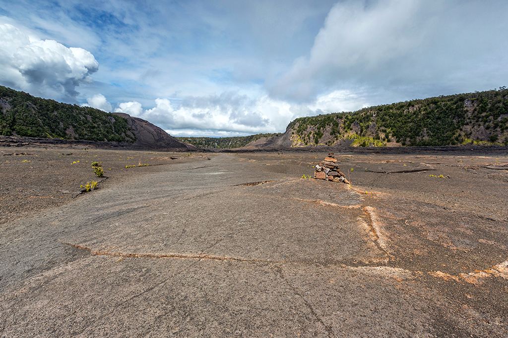 Ahu (cairns) on the lava lake (solidified), Kilauea Iki Trail, Hawai'i Volcanoes National Park / Rebecca Latson Ahu (cairns) on the lava lake (solidified), Kilauea Iki Trail, Hawai'i Volcanoes National Park / Rebecca Latson