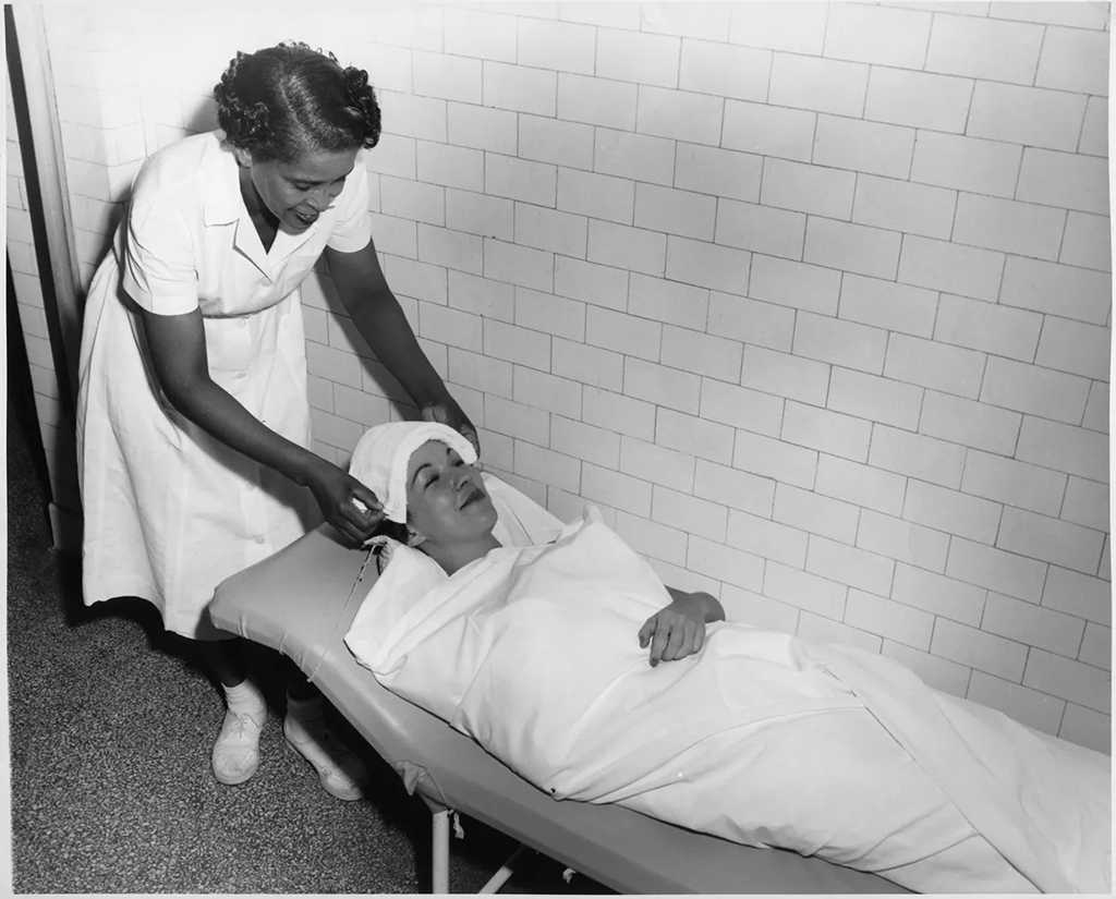 Attendant Iola Bedford and patron at the Maurice Bathhouse, Hot Springs National Park / NPS Archives Attendant Iola Bedford and patron at the Maurice Bathhouse, Hot Springs National Park / NPS Archives