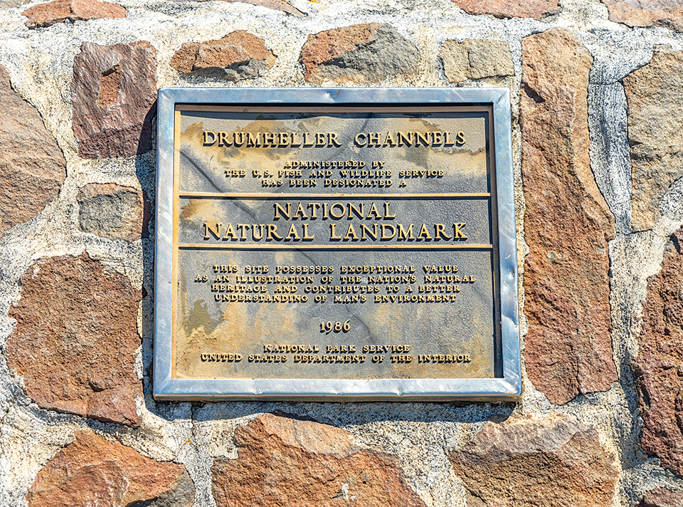 Drumheller Channels National Natural Landmark marker plaque / Rebecca Latson