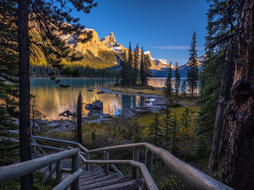 Steps to a view of the "beating heart" and "living lake", Jasper National Park / Rebecca Latson Steps to a view of the "beating heart" and "living lake", Jasper National Park / Rebecca Latson