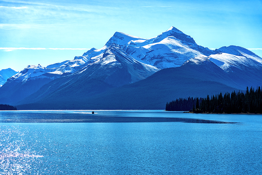 Midday light over Maligne Lake, Jasper National Park / Rebecca Latson Midday light over Maligne Lake, Jasper National Park / Rebecca Latson