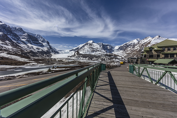 A Bridge With A View At The Icefield Centre, Jasper National Park / Rebecca Latson A Bridge With A View At The Icefield Centre, Jasper National Park / Rebecca Latson
