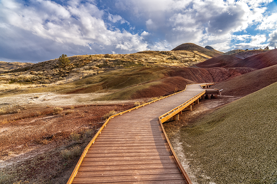 A boardwalk leading line along the Painted Cove Trail, John Day Fossil Beds National Monument / Rebecca Latson