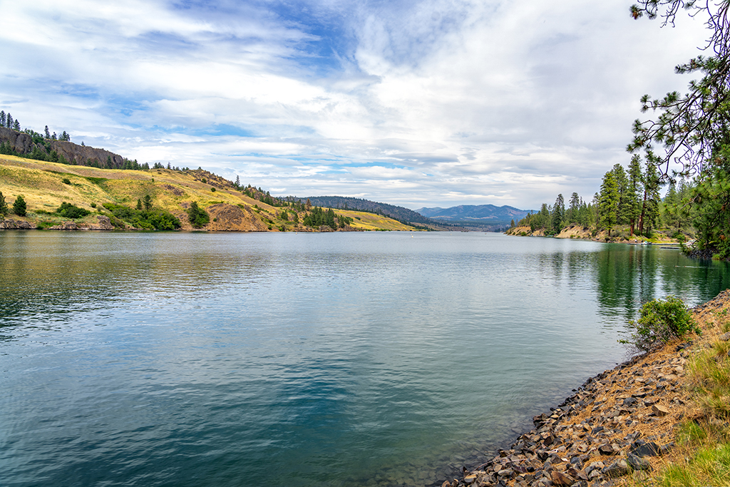 The view up the lake at Lake Roosevelt National Recreation Area / Rebecca Latson