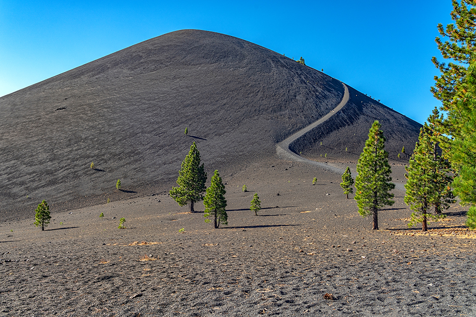 Cinder Cone and trail, Lassen Volcanic National Park / Rebecca Latson