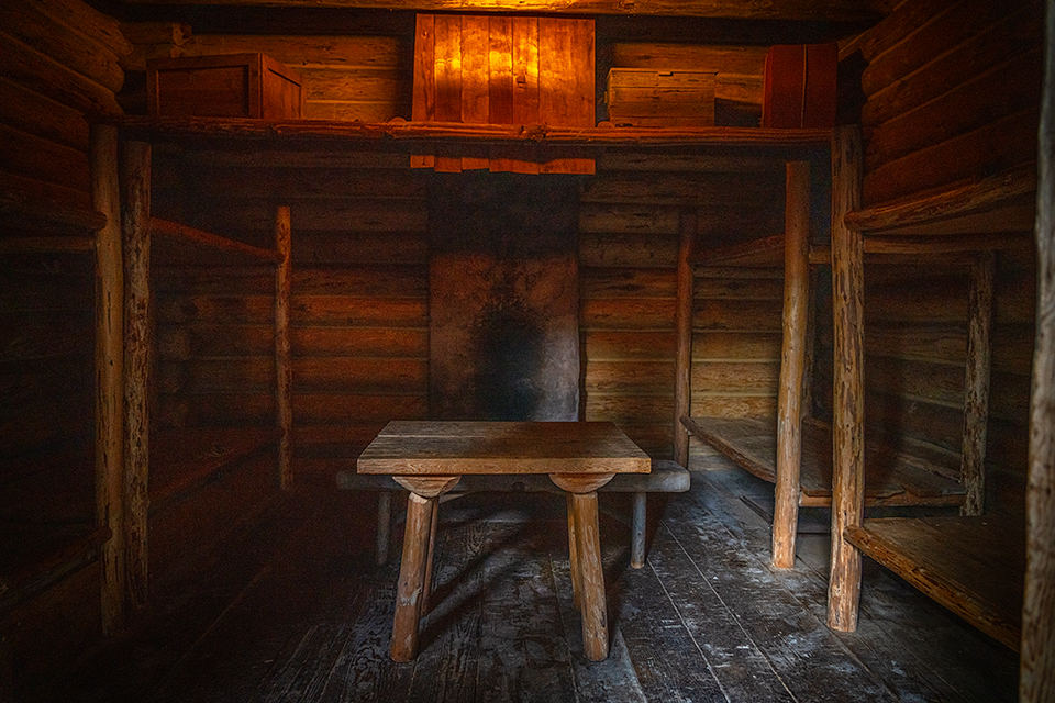 Barrack interior, Fort Clatsop, Louis and Clark National Historical Park / Rebecca Latson Barrack interior, Fort Clatsop, Louis and Clark National Historical Park / Rebecca Latson