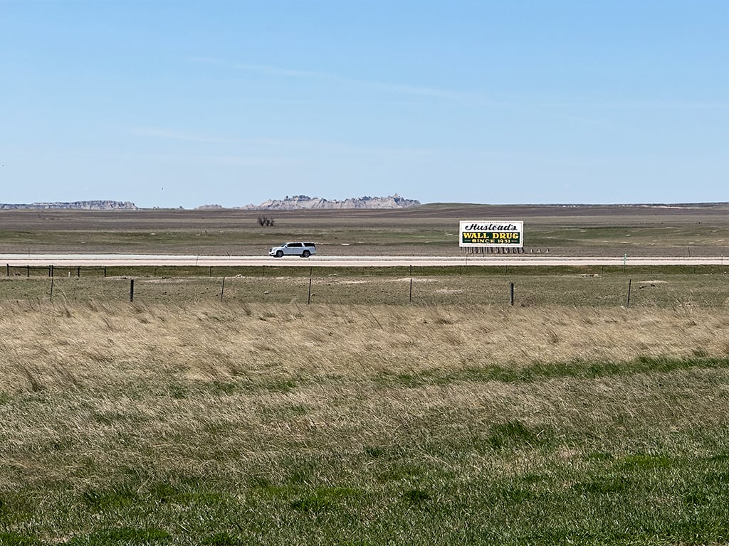 A view of the South Dakota Badlands and prairielands / Rebecca Latson A view of the South Dakota Badlands and prairielands / Rebecca Latson