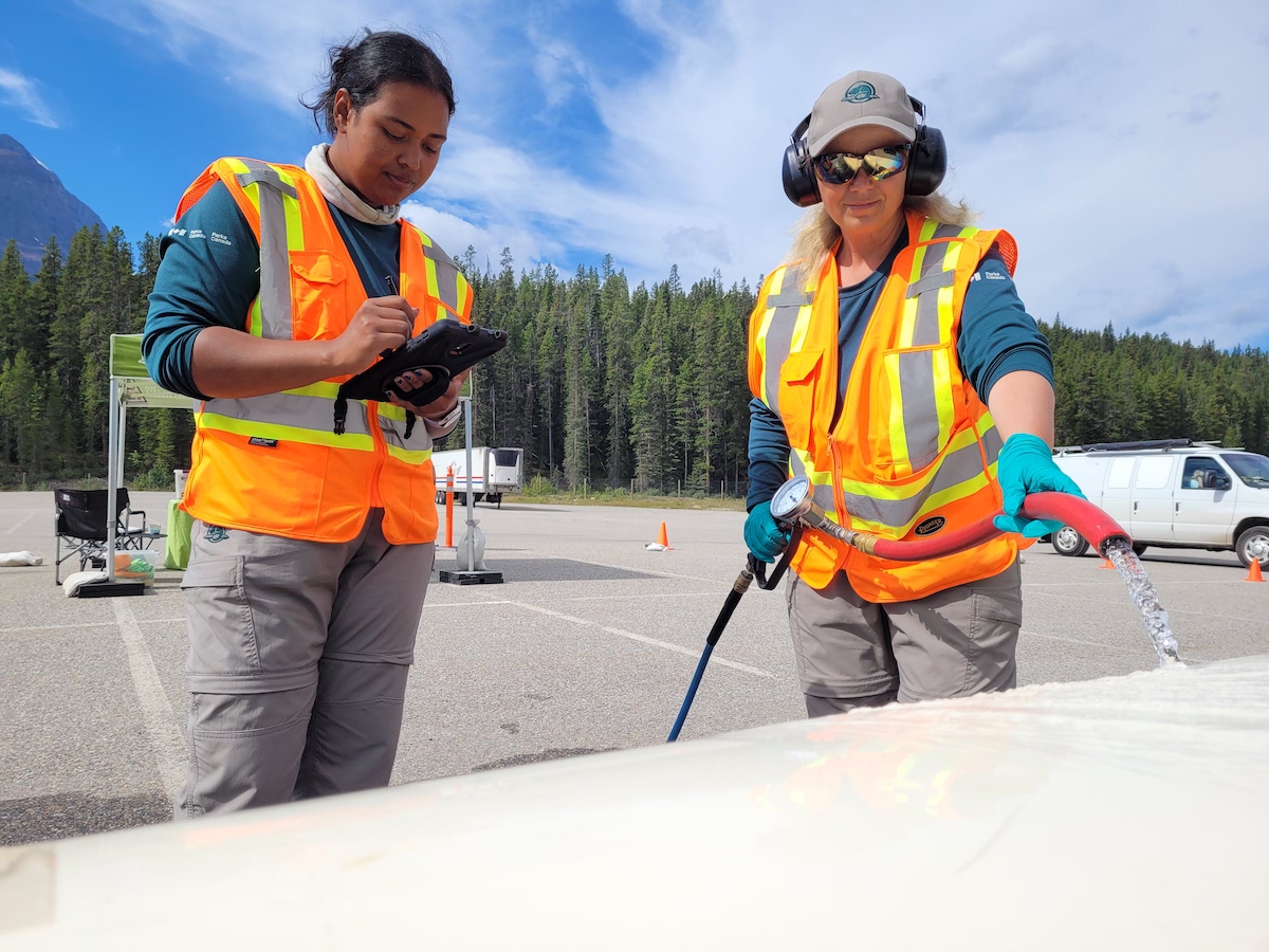 Parks Canada aquatic invasive species (AIS) inspection station staff provide a free watercraft inspection. AIS inspection stations are found in Banff, Waterton Lakes and Jasper national parks. 