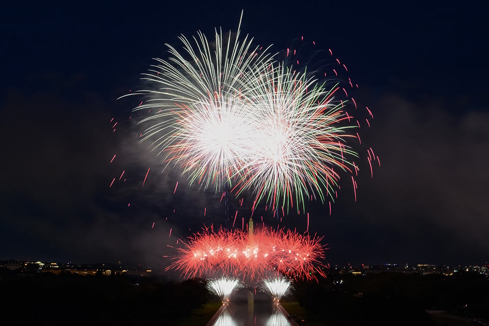 Independence Day fireworks over the National Mall 2021 / NPS - Chalice Keith Independence Day fireworks over the National Mall 2021 / NPS - Chalice Keith