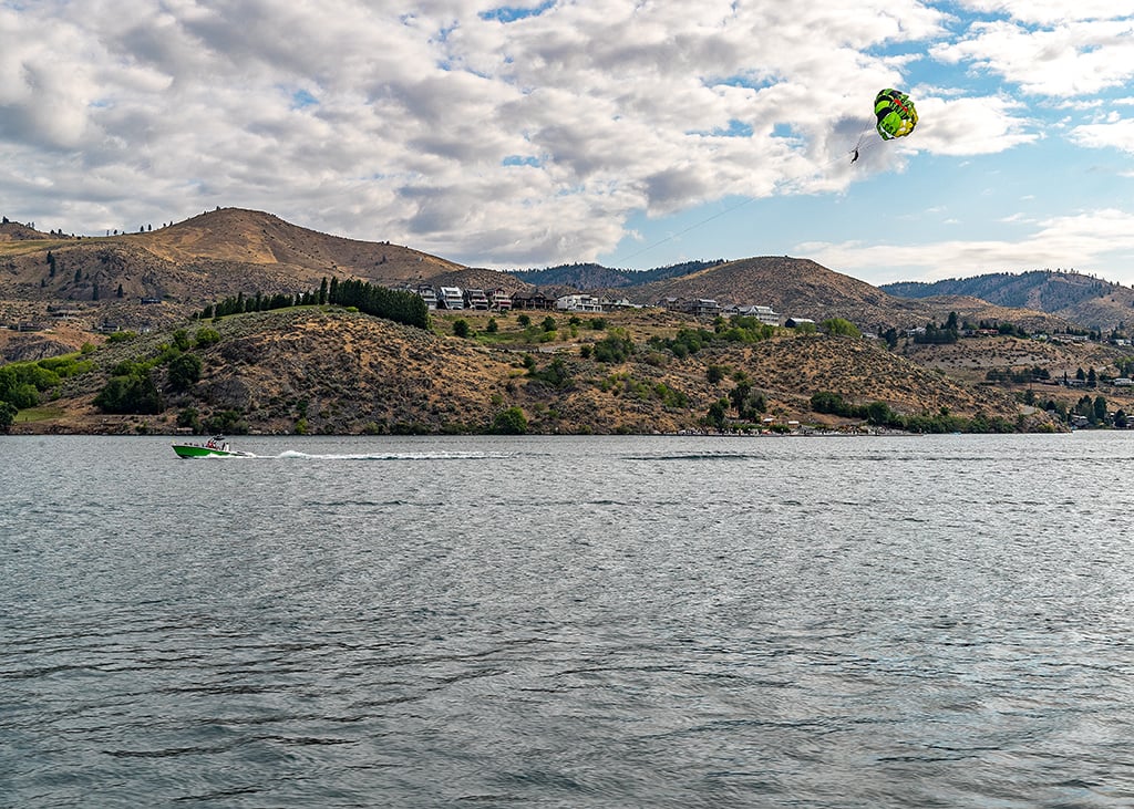 Parasailing on Lake Chelan / Rebecca Latson Parasailing on Lake Chelan / Rebecca Latson