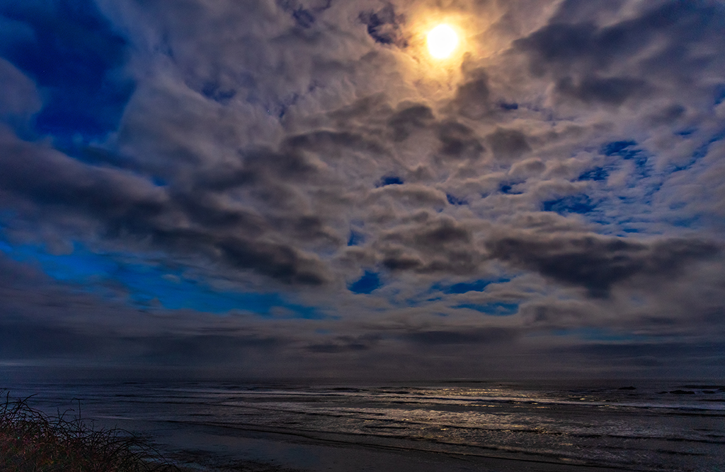 Moonlight through the clouds and on the ocean at Kalaloch Beach, Olympic National Park / Rebecca Latson Moonlight through the clouds and on the ocean at Kalaloch Beach, Olympic National Park / Rebecca Latson