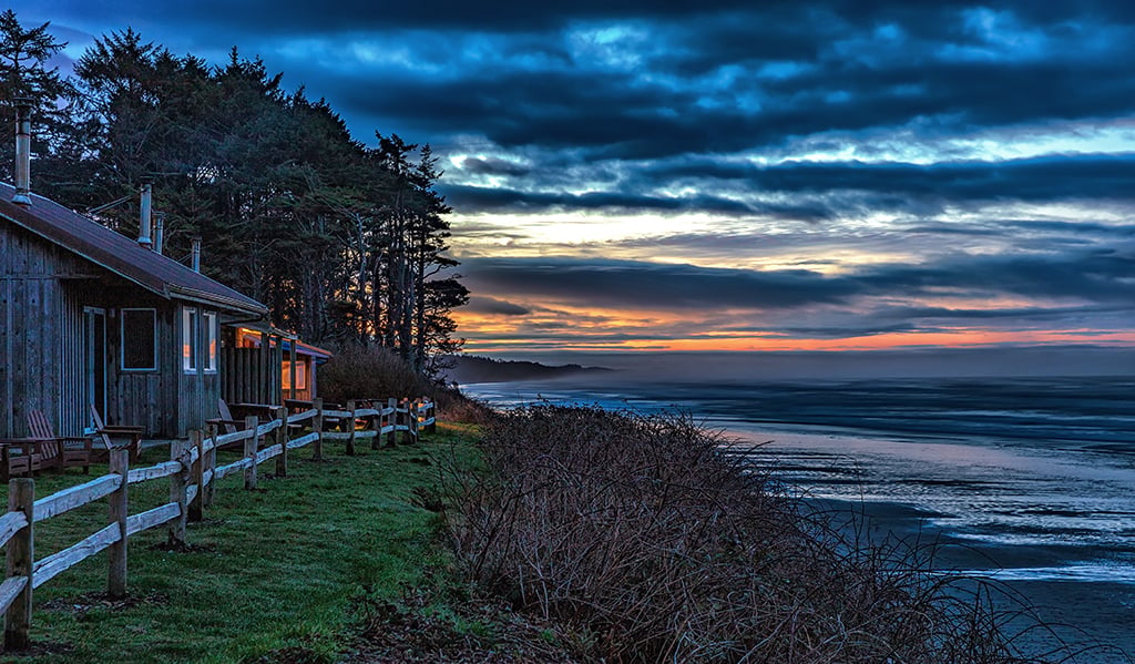 Sunrise over Kalaloch cabins and the landscape, Olympic National Park / Rebecca Latson Sunrise over Kalaloch cabins and the landscape, Olympic National Park / Rebecca Latson