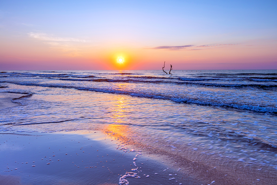 Sunrise over the Gulf of Mexico, Padre Island National Seashore / Rebecca Latson Sunrise over the Gulf of Mexico, Padre Island National Seashore / Rebecca Latson