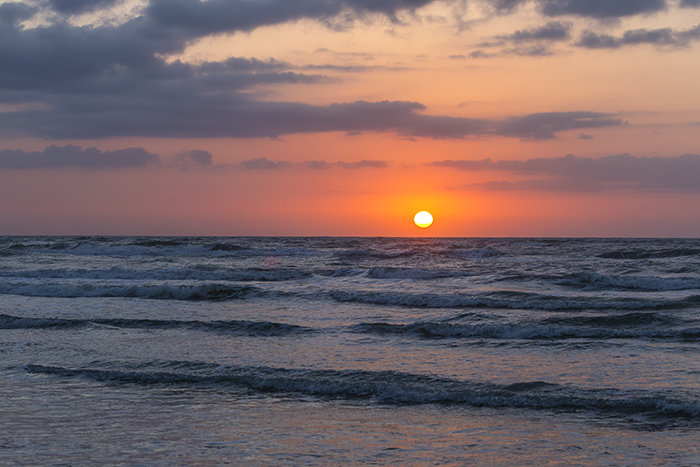Sunrise over the Gulf of Mexico, Padre Island National Seashore / Rebecca Latson Sunrise over the Gulf of Mexico, Padre Island National Seashore / Rebecca Latson