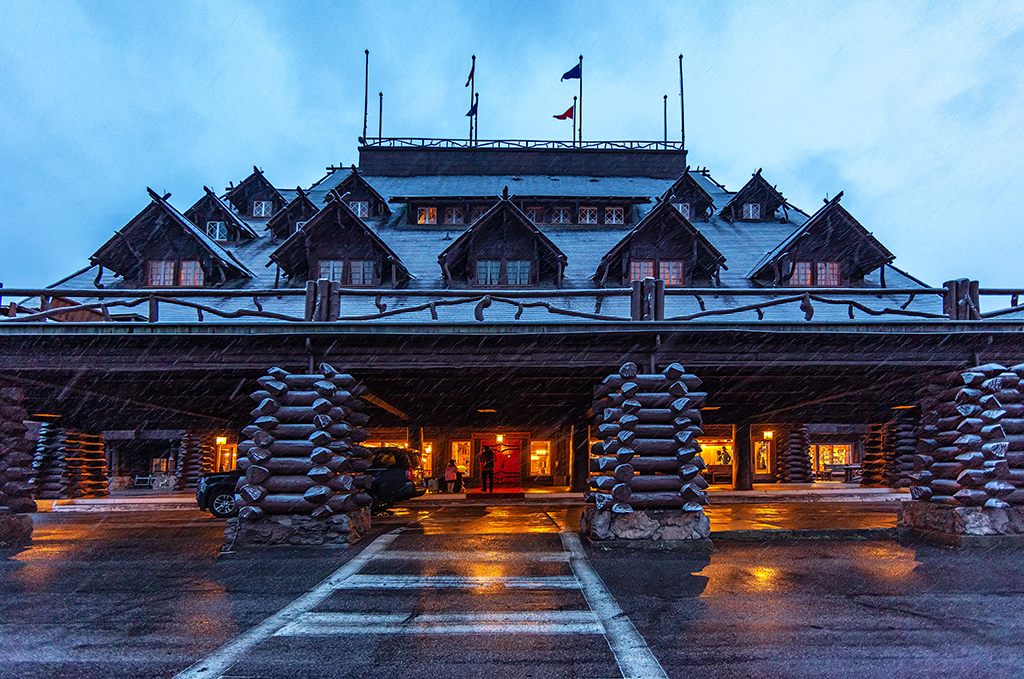Old Faithful Inn, Yellowstone National Park / Rebecca Latson Old Faithful Inn, Yellowstone National Park / Rebecca Latson