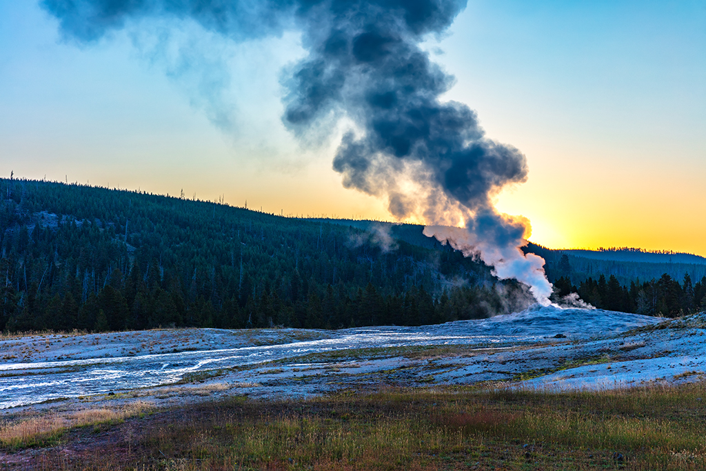 Old Faithful before the sunrise, Upper Geyser Basin, Yellowstone National Park / Rebecca Latson
