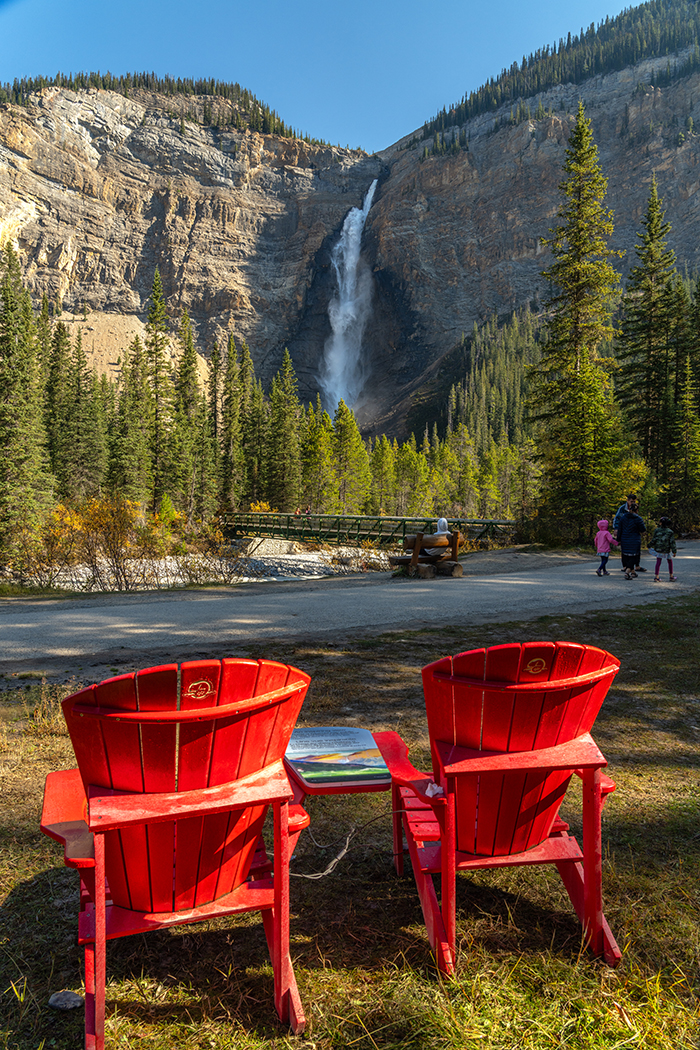 Red chairs at Takakkaw Falls, Yoho National Park / Rebecca Latson Red chairs at Takakkaw Falls, Yoho National Park / Rebecca Latson