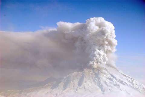 Mt. Redoubt eruption on March 30, 2009.