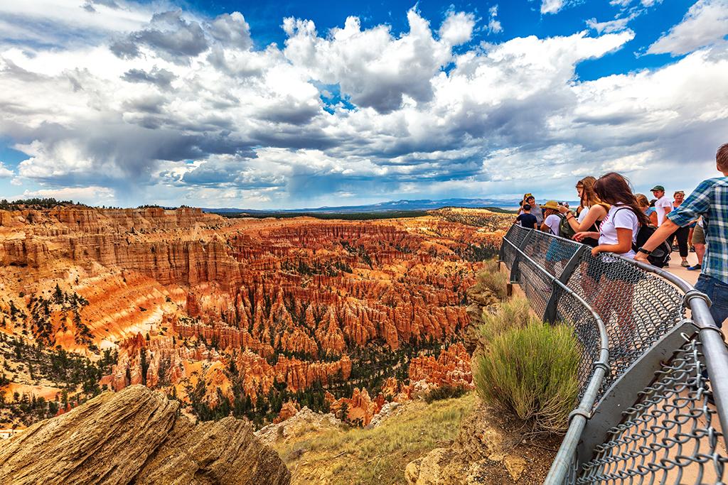 Enjoying the view at Bryce Point, Bryce Canyon National Park / Rebecca Latson