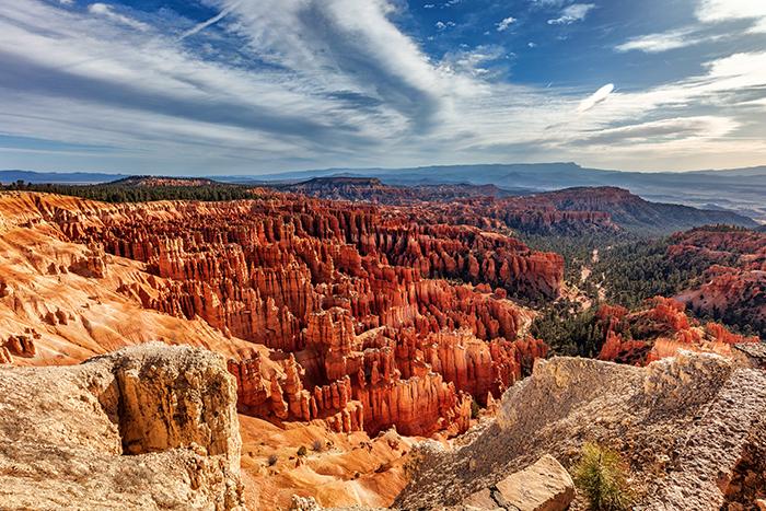 A sunny, wide-angle view of Inspiration Point, Bryce Canyon National Park / Rebecca Latson