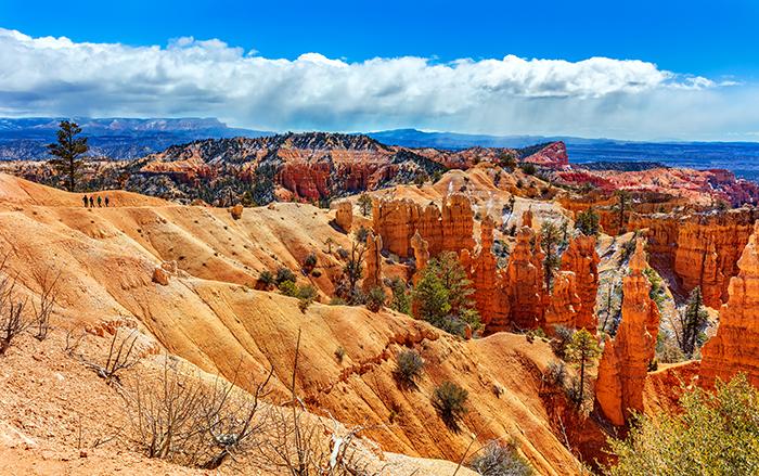 Mid-morning hikers along the Fairyland Canyon trail, Bryce Canyon National Park / Rebecca Latson