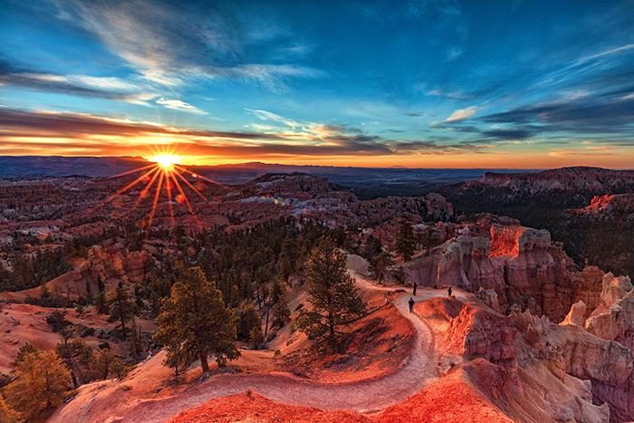 Watching a sunrise and sunburst at Sunrise Point, Bryce Canyon National Park / Rebecca Latson