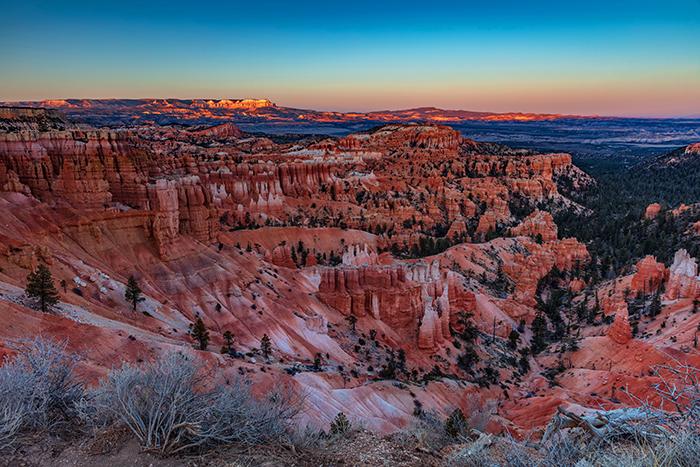 Sunset and the start of "blue hour" at Sunset Point, Bryce Canyon National Park / Rebecca Latson Sunset and the start of "blue hour" at Sunset Point, Bryce Canyon National Park / Rebecca Latson