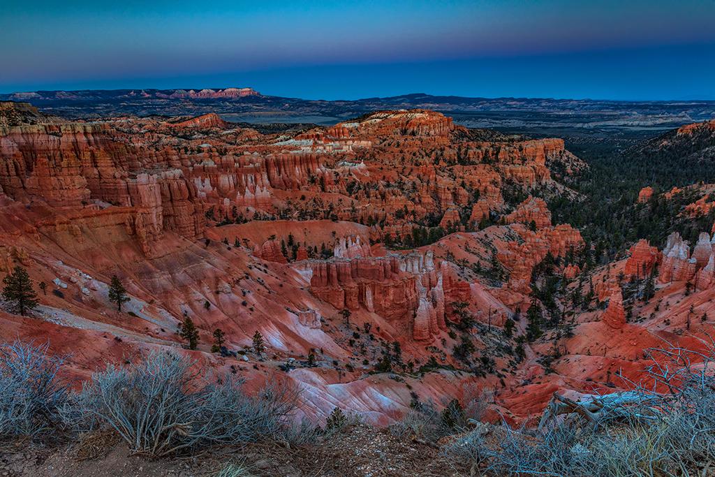 "Blue hour" at Sunset Point, Bryce Canyon National Park / Rebecca Latson