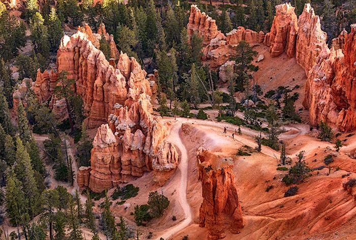 Tiny hikers on the Peekaboo Loop trail at Bryce Point, Bryce Canyon National Park / Rebecca Latson