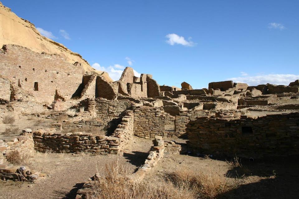 The north wall and room block of Pueblo Bonito, the largest of the great houses in Chaco Canyon. Pueblo Bonito is considered widely as the center of the Chaco world/Thomas Swetnam