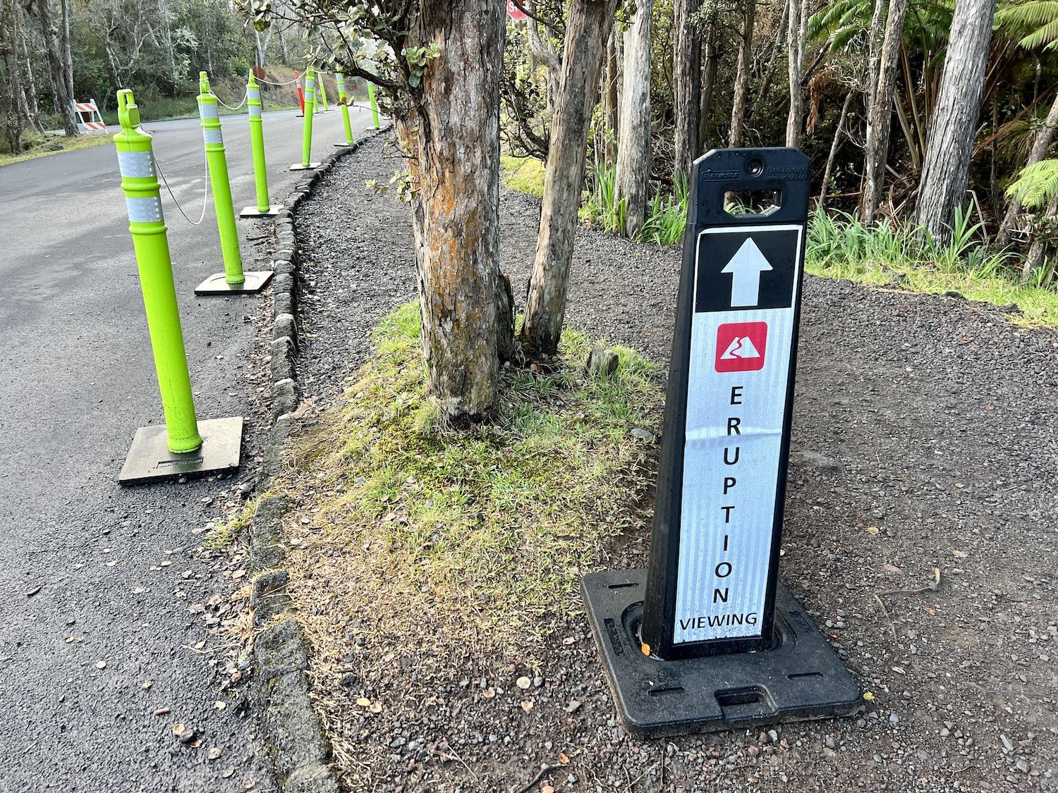 Helpful "eruption viewing" signs point park visitors in the right direction.